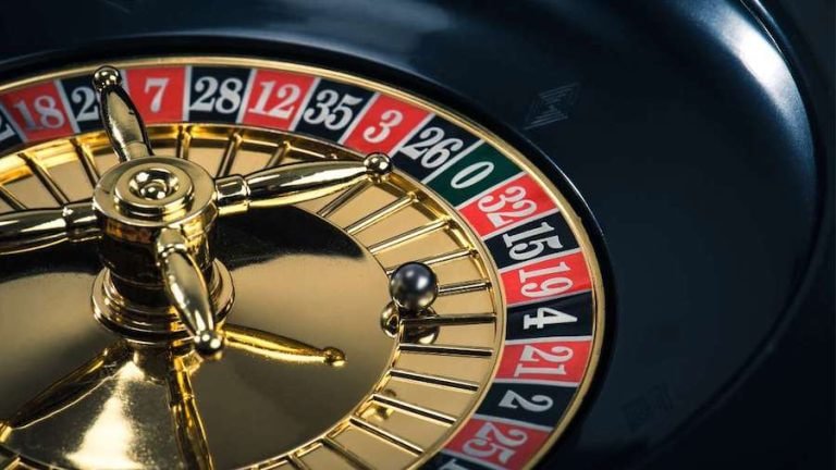 88slot APP ဖြင့် မိုဘိုင်းတွင် ဘောလုံးနှင့် ကာစီနို ကစားနေသောမြင်ကွင်း